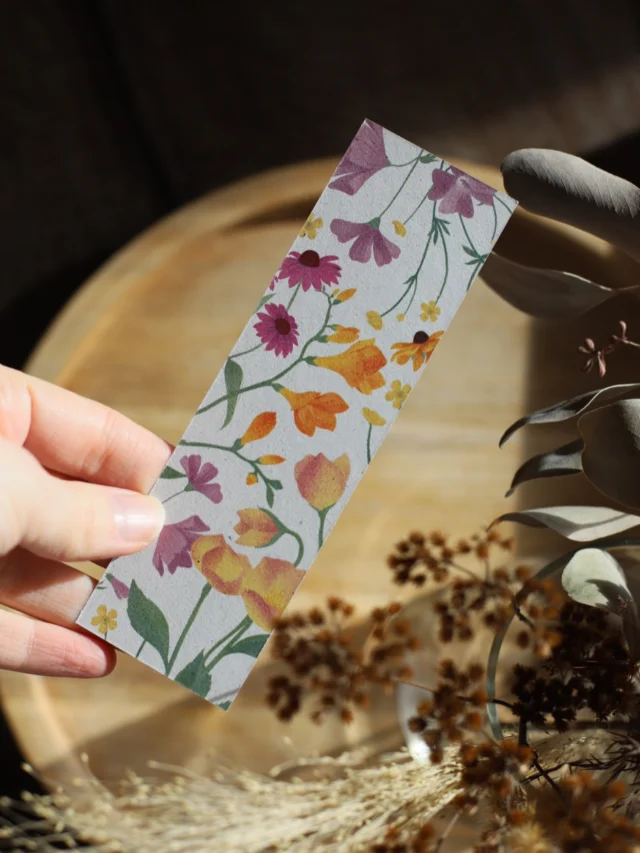 Kamaráti, rada by som vám predstavila jednu mini novinku (možno ju už niektorí z vás poznáte 😊).
Je ňou papierová záložka s autorskými kvetinovými a prírodnými ilustráciami.🌸
Na zadnej strane nájdete praktickú inšpiráciu, ako čítať Bibliu – jednoduché kroky, ktoré môžu pomôcť lepšie porozumieť textu, vnímať jeho kontext a aplikovať ho do každodenného života.
Milujeme Božie slovo a veríme, že aj takáto drobná pozornosť môže povzbudiť k pravidelnému čítaniu Biblie. Skrze Božie slovo k nám Boh hovorí a premieňa naše srdcia. 🤍
A tak sme sa začiatkom roka rozhodli, že ku každej objednávke na Heavenly Paper pridáme túto malú pozornosť ako darček. 🎁 Ak by ste si ju chceli kúpiť samostatne, tak je dostupná už aj na našom eshope 👉heavenlypaper.com. 
Ak by ste si ju chceli objednať vo väčšom počte, pokojne nám napíšte správu. 💌