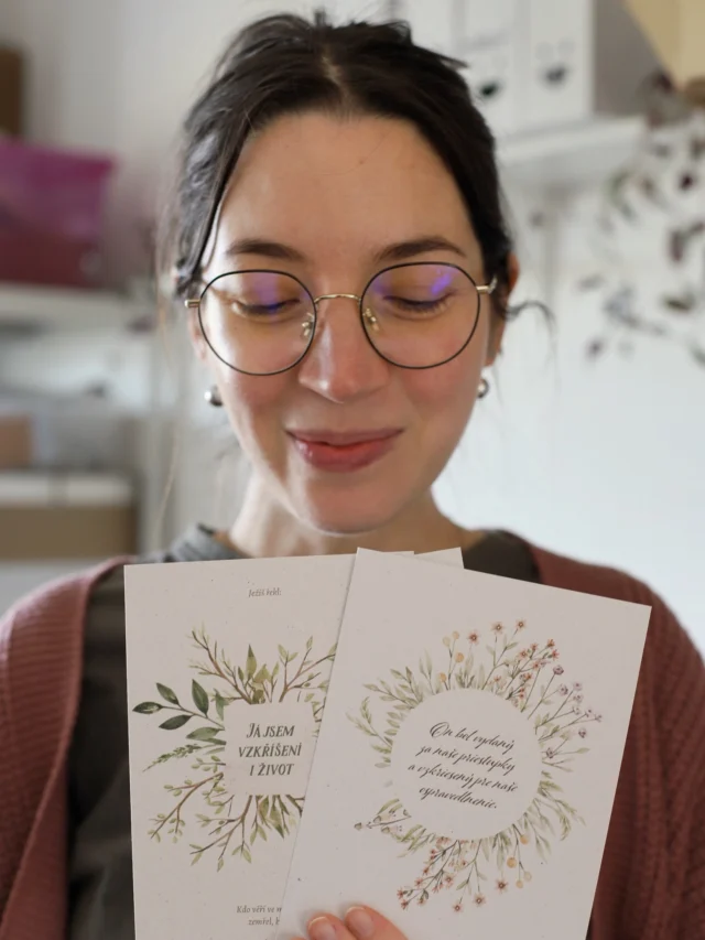 Veľká noc sa blíži, a tak sme sa rozhodli potešiť vás malým darčekom. ✨ 
Ku každej objednávke do konca týždňa pribalíme veľkonočnú pohľadnicu zdarma. 🎁
Máme radosť, keď sa Božie slovo môže šíriť ďalej — a toto je jeden z malých spôsobov, ako k tomu prispieť. 🤍
#velikonoce #velkanoc #bible