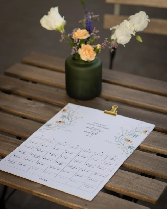 Milosť – slovo, ktoré mám vždy na jazyku vždy keď ráno otvorím oči
a uvedomím si, že je ďalší deň, kedy môžem byť nažive. A tak isto slovo, ktoré mám na jazyku vždy, keď si uvedomím, čím všetkým ma/nás Boh požehnal. Keď vidím krásu stvorenia, keď vidím svoje deti, keď vidím život okolo seba. Keď sa obhliadnem a vidím, čo všetko som mohla prežiť a zažiť spolu s Bohom, som naplnená vďakou za tú obrovskú milosť. A mohla by som pokračovať veľmi dlhým zoznamom darov, ktoré sme z Božej milosti prijali. Veď ON je predsa Otcom svetiel a pochádza od Neho každý dobrý a dokonalý dar (Jak 1:17). 
A pokladám za veľkú milosť, že môžem poznať pôvodcu všetkého dobrého, že moja vďaka neplanie vetrom do neznáma, ale spája ma priamo s Božím srdcom. Vďaka Jeho milosti prišla spása do našich životov (Ef 2:8) a s tým prišlo aj uvedomenie, aké veľké bohatstvo sme získali. Bohatstvo múdrosti a poznania, ktoré je skryté v Ňom – v Bohu (Kol 2:3).
Pre mňa osobne je milosť veľmi spätá s tým, že už nemusím vo svojom živote niesť bremeno viny a hanby. Väčšinou sa vina dostaví, keď urobím nejaký prešľap, keď nevyužívam čas tak, ako by som mala, alebo keď niekoho zraním. A vina neprichádza sama, ale berie si „na pomoc“ pocity zlyhania, odsúdenia alebo beznádeje. Častokrát prichádzajú tieto pocity a myšlienky vo veľkej intenzite a úprimne, nie je vždy jednoduché prehlušiť tieto klamstvá Pravdou. Ale presne do týchto situácií postupne preniká Božie svetlo a On sám nás čaká s otvorenou náručou plnou milosti. A mňa vždy až prekvapí aká silná je tá pravda a aká veľká je Božia milosť, keď nám vlastne ponúka úplný opak – odpustenie, nádej, hodnotu, zmierenie, ale aj nápravu –pokánie, ktoré nás vedie ku zmene (Rim 5: 16-17). A to sú všetko presne tie hodnoty, ktoré nás budujú a posilňujú.
A tak je mojou modlitbou, aby sme každým dňom spoznávali Toho, ktorý nám daroval dar milosti, aby sme vedeli vo svojich srdciach rozpoznať, aká veľká cena bola za ňu zaplatená, a žili cnostne podľa toho.
Tieto krásne slová napísala Stanka Bajzíková, autorka podcastu Sýtení Slovom. Rovnako ako každý mesiac, nájdete ho na stránkach nášho diára 2026. 📆🌸