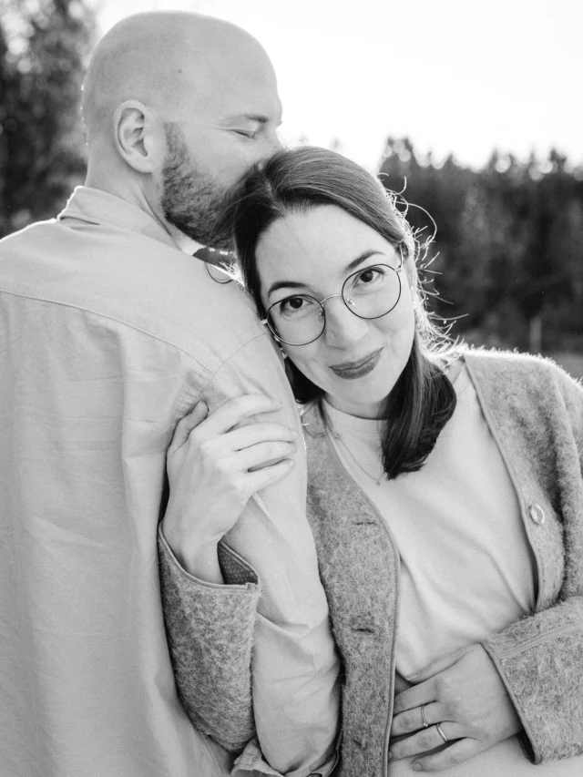 Kamaráti, 9 mesiacov zbehlo ako voda. Mala som ešte koopec plánov, ktoré budú musieť chvíľku počkať, pretože príde ten najdôležitejší plán v podobe malého človiečika. 😊👶
🌸 V poslednom čase som sa odmlčala, pretože som chcela dokončiť veci, ktoré som už dlho mala na 💛. Jednou z nich sú ilustrácie a projekt, ktorý dúfam, že v nasledujúcich mesiacoch uzrie svetlo sveta😊. 
🌸 Okrem toho sme minulý mesiac slávnostne otvorili nový priestor nášho zboru Hope a Ondra intenzívne pripravoval festival Rozsviť tmu, ktorý vypukne budúci týždeň po rôznych mestách v Česku. 🥳 
A doma sme samozrejme chystali všetko pre miminko.😊
🌸 A možno sa pýtate – čo bude s Heavenly Paper? 
Okrem krátkej prestávky tento mesiac plánujeme pokračovať a mať eshop otvorený aj naďalej.😊
➡️ Všetky produkty sme naskladnili a niektoré budú v novej, vylepšenej verzii. 🎉
➡️ Na jeseň, ak všetko pôjde podľa plánu, by sme chceli mať klasicky nový kalendár, ako každý rok. 🗓️
➡️ A čo sa týka ďalších noviniek, uvidíme ako nás Pán povedie, necháme sa prekvapiť. Nápadov a túžby priniesť ďalšie novinky máme kopec, akurát uvidíme ako to bude s časom. 😊
Na záver sa vám ešte chcem poďakovať, že ste v tom s nami🤗. Bez vašej podpory a fandenia by to nešlo.😊❤️ Chvála Bohu a tešíme sa na to, čo príde. 
#heavenlypaper #novinky #newbeginnings
