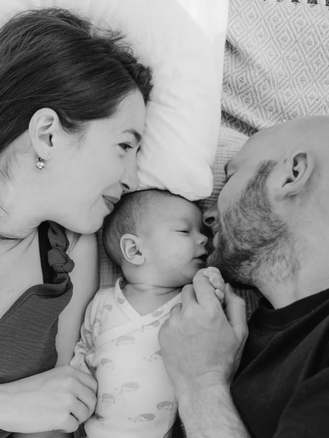 Už viac ako štyri mesiace sme na svete s naším krásnym synčekom. 👶 Je dokonalým malým zázrakom, z ktorého máme tú najväčšiu radosť. ❤️
Zároveň nás učí, že život má iné tempo a iné priority ako predtým. Že mať doma poriadok, v noci nerušený spánok či čas uvariť obed nie je samozrejmosť. Že plánovať si deň je niekedy úplne zbytočné. 😊 A že aj napriek chaosu je všetko v poriadku, lebo to najdôležitejšie je, že sme spolu. ❤️
Učí nás aj tomu, že pracovať znamená mať prácu rozkúskovanú na pár minút denne a že trpezlivosť sa vyplatí.😊
A tým sa dostávam aj k Heavenly Paper. E-shop máme stále otvorený (s veľkou vďačnosťou za každú vašu objednávku 💛) a kalendár bude – niekedy v priebehu októbra! 👏🍂
Momentálne finišujem ilustrácie, verše sú vybrané a už stačí „len“ dať to všetko dokopy. :)
Takže… tešíte sa? My veľmi! 😊
📸 Za krásne fotky ďakujeme @by_veronika_husu